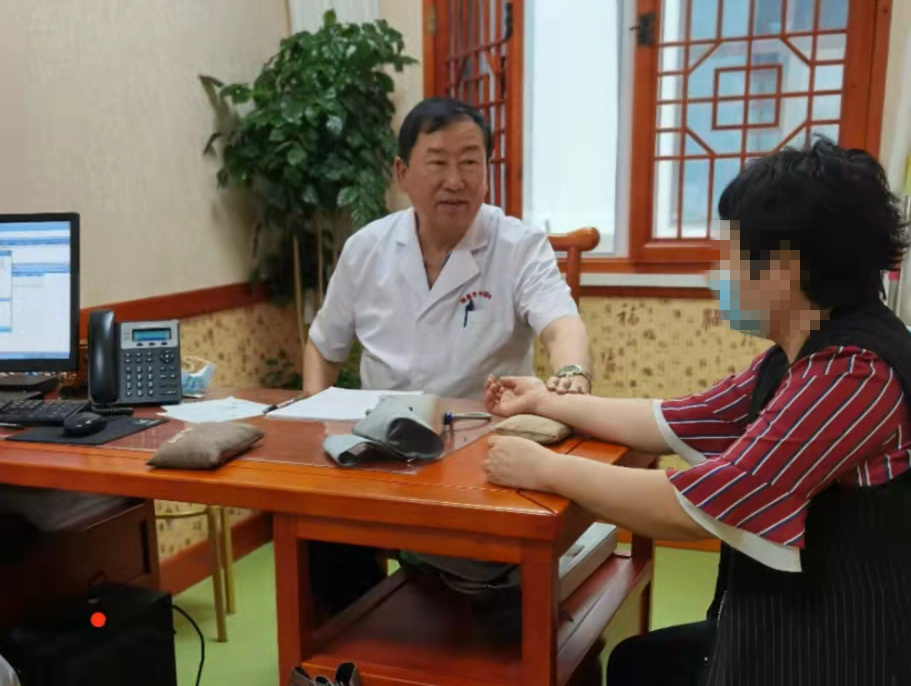 珲春市中医医院退休返聘的老院长孔宪军在新院区坐诊_副本.jpg