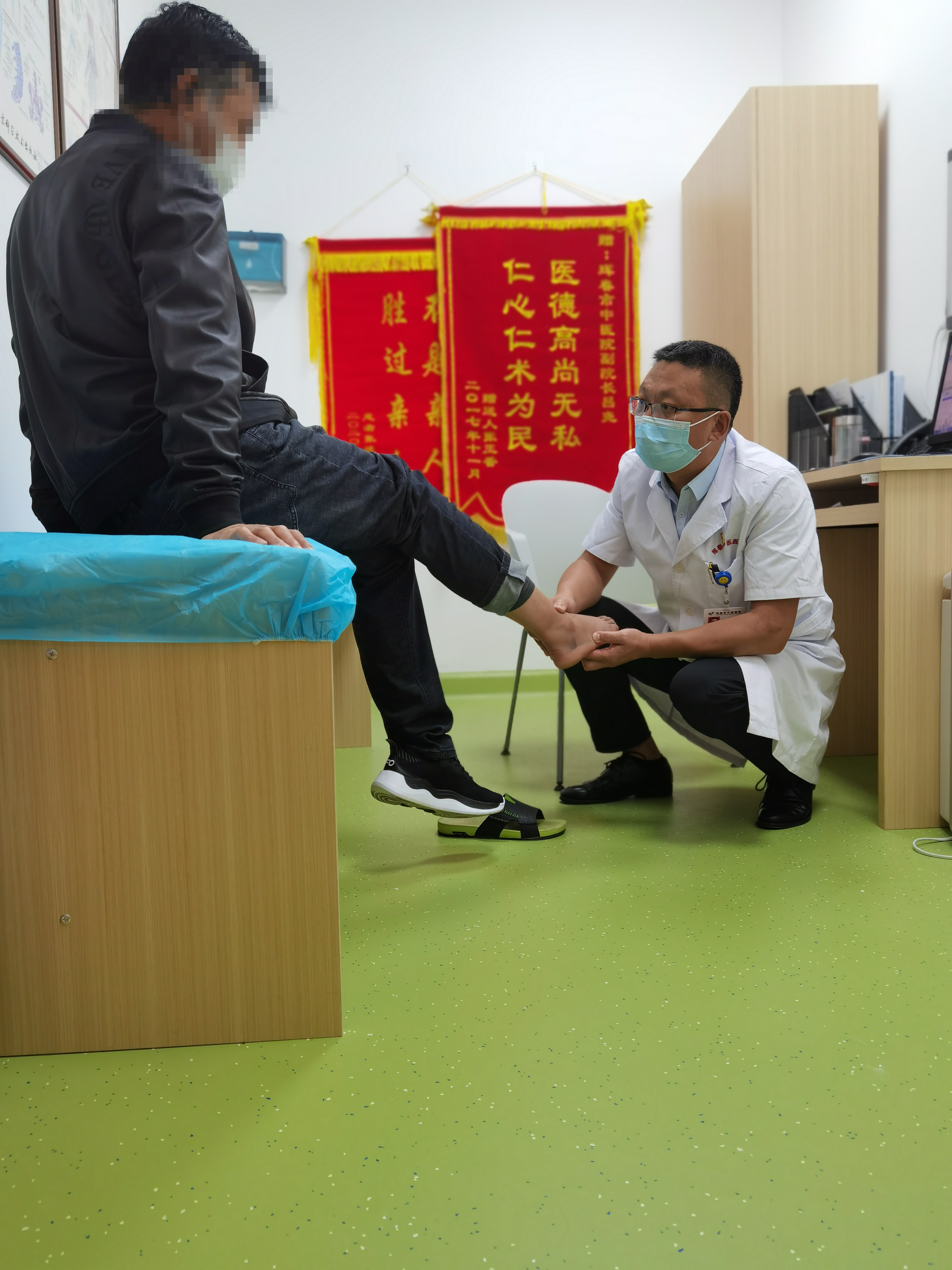 珲春市中医医院副院长吕尧为患者做检查_副本.jpg